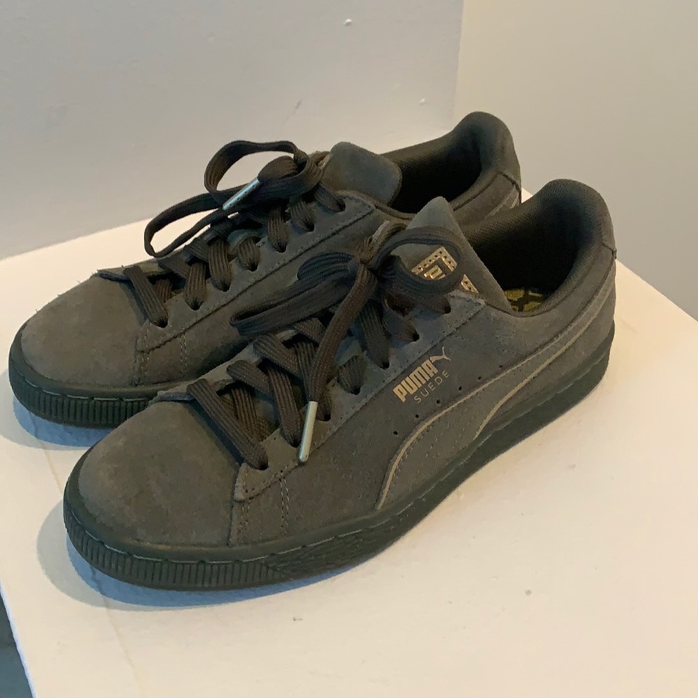 Green shade puma shoes (women’s size 7 men’s 5.5)